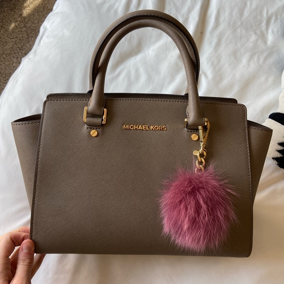 Michael Kors Handbags - Michael Kors handbag (comes with strap, storage case & puff ball)